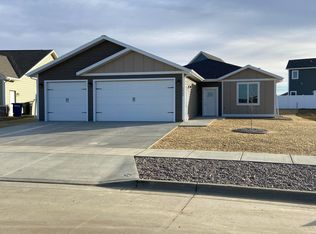 1957 Yellowstone Cir, Dickinson, ND 58601