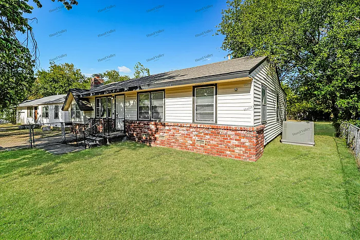 3 bed, 1.0 bath, 1500 sqft, $1,350 — Photo 3
