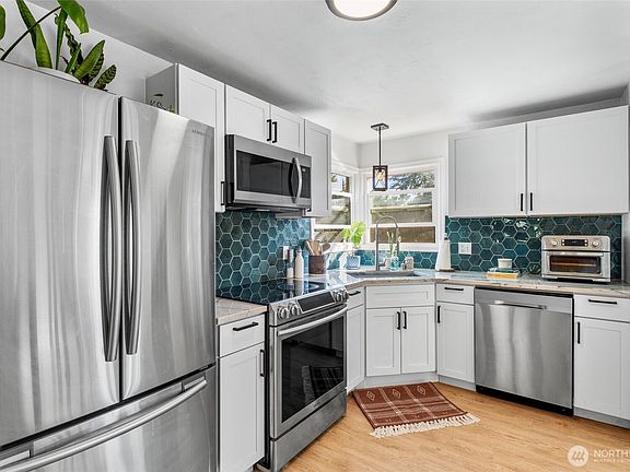 5th image of 2183 NE 3rd Avenue