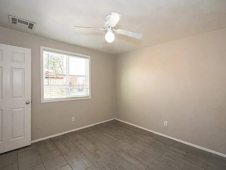 810 E Linden St — Photo 1