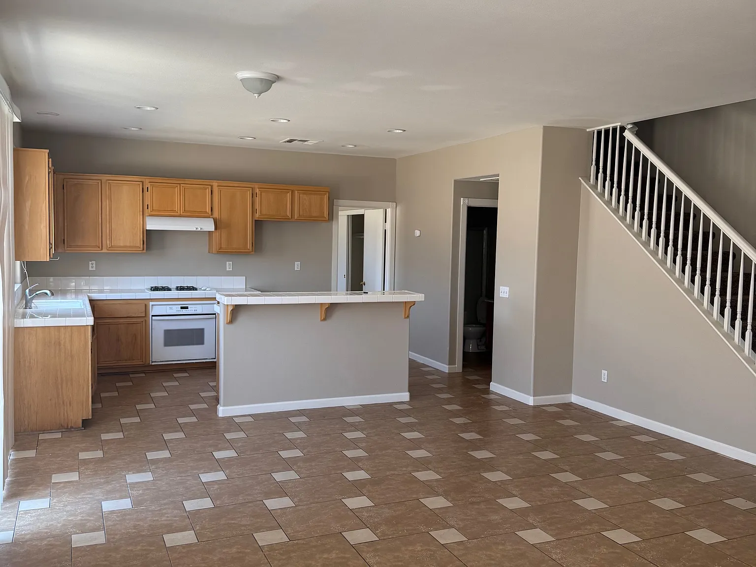 5 bed, 2736 sqft, $3,499 — Photo 4