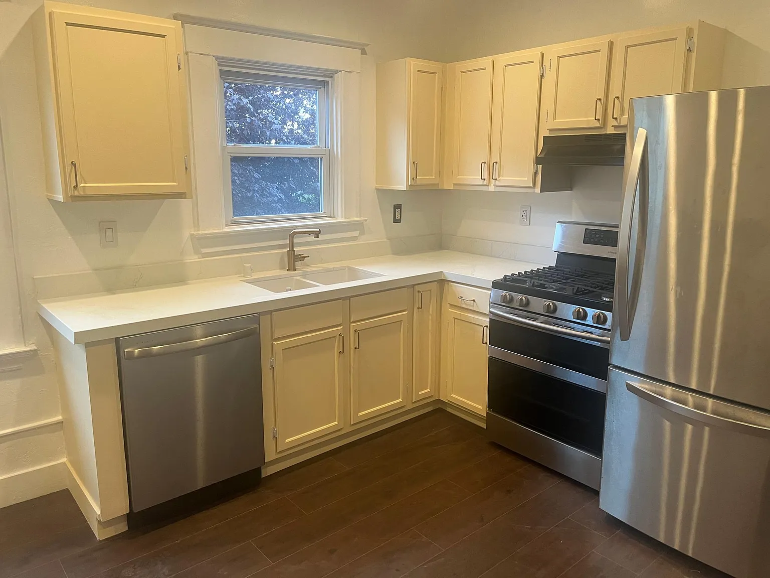 3 bed, 1300 sqft, $3,500 — Photo 2