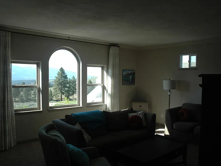 733 Moonshadow Ln — Photo 2