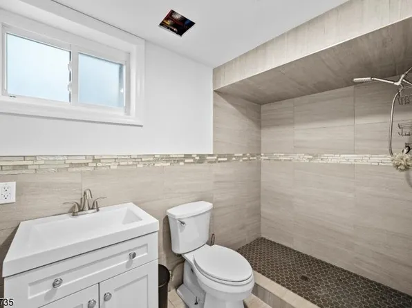 511 Davis Avenue image 4 of 20