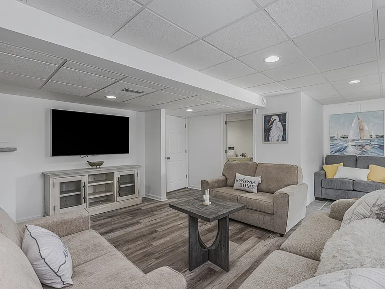 6824 Beagle Dr — Photo 1