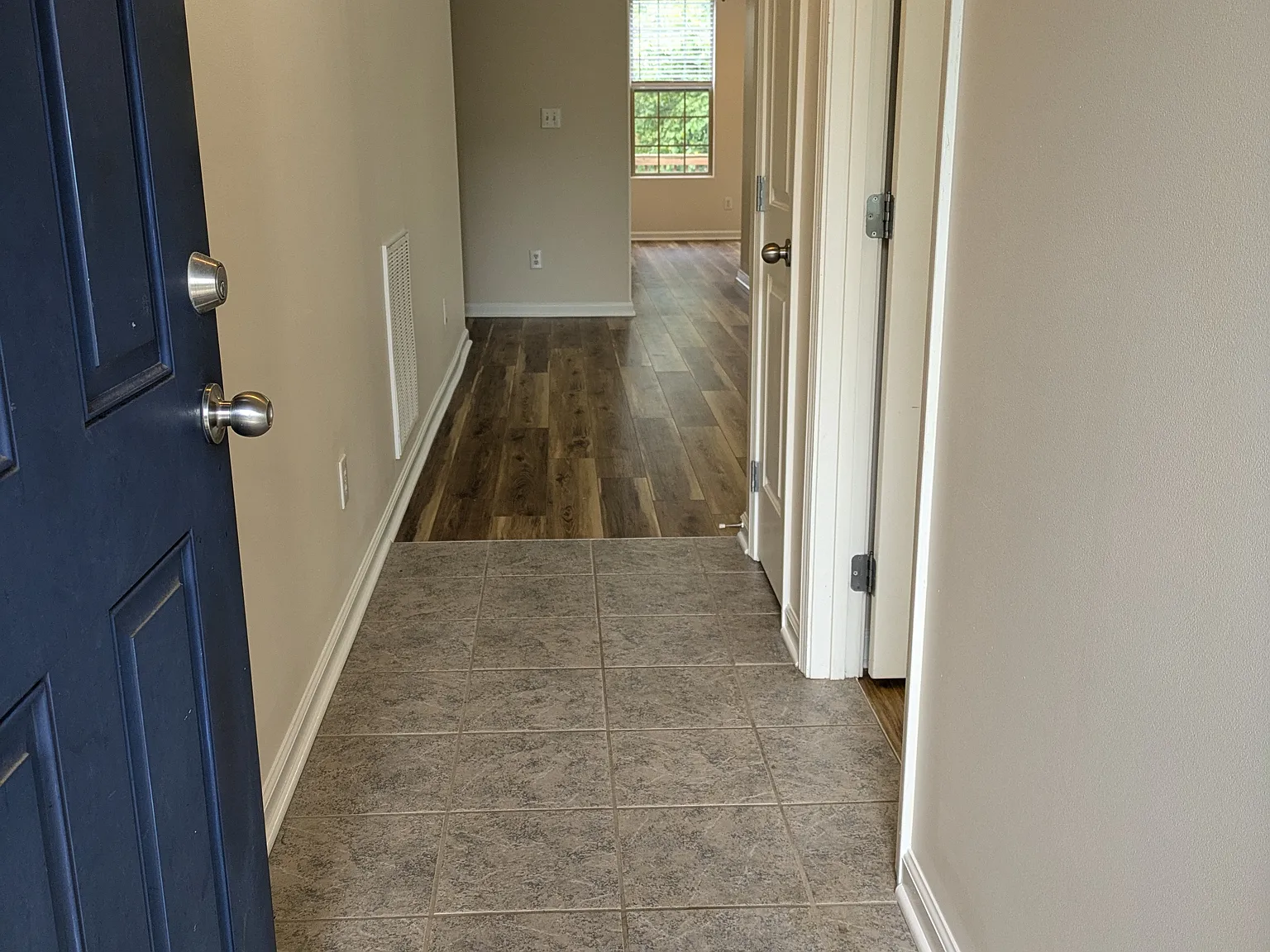 3 bed, 1300 sqft, $2,100 — Photo 3