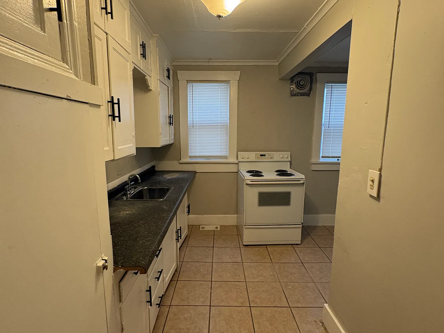 3 bed, 1.5 bath, 996 sqft, $1,149 — Photo 3