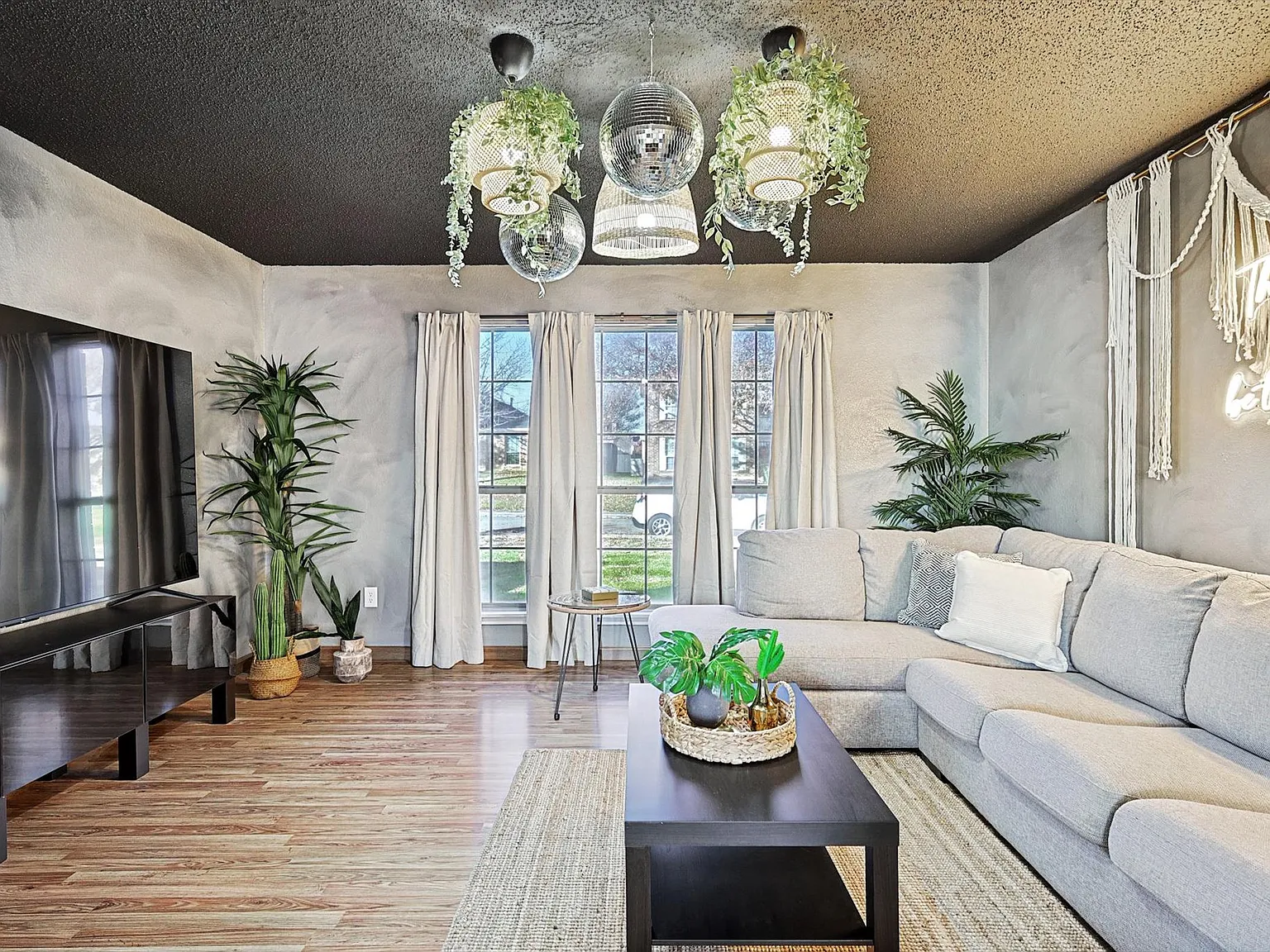 5 bed, 2.5 bath, 2380 sqft, $8,750 — Photo 3