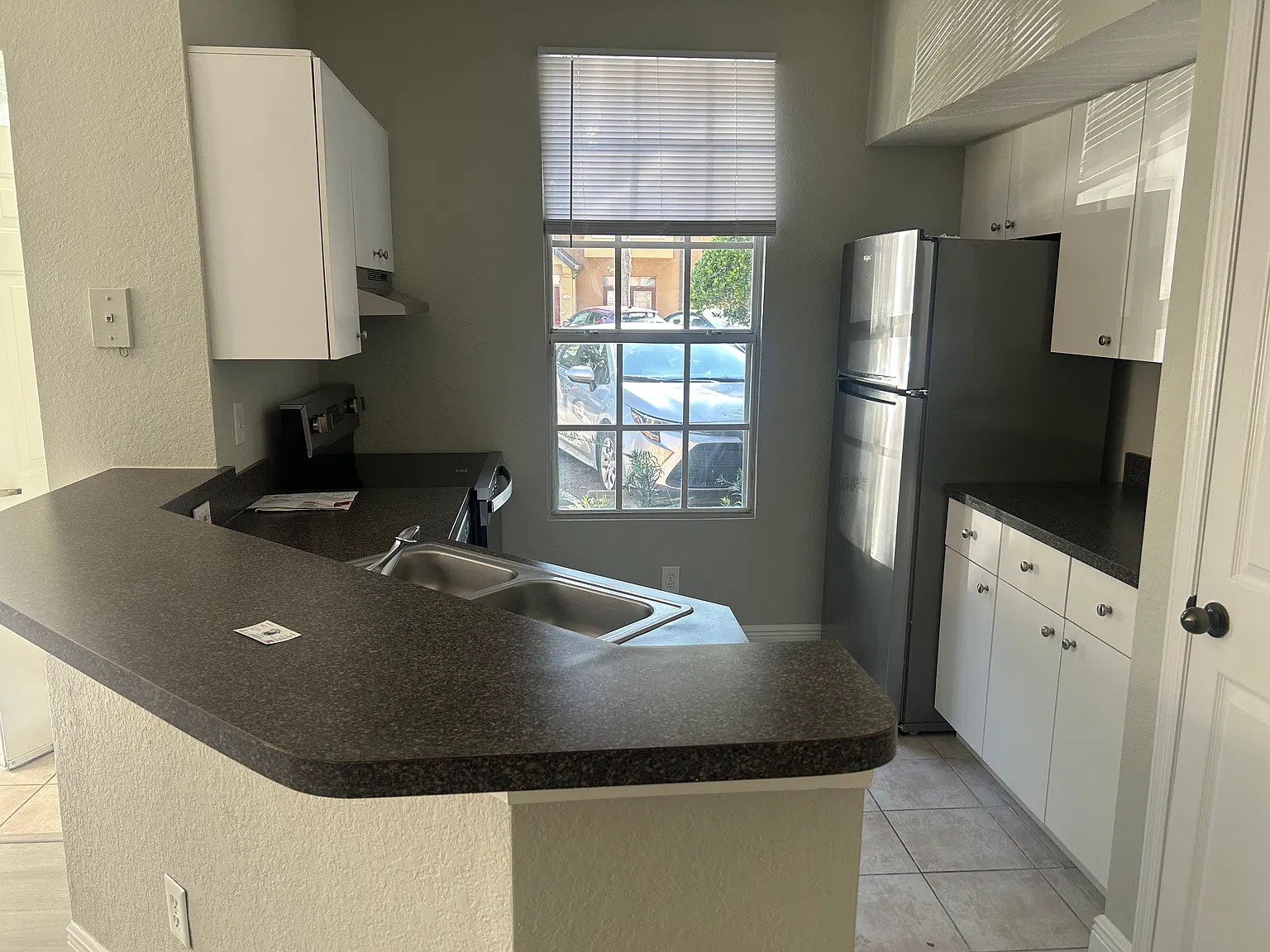 2 bed, 1051 sqft, $1,800 — Photo 2