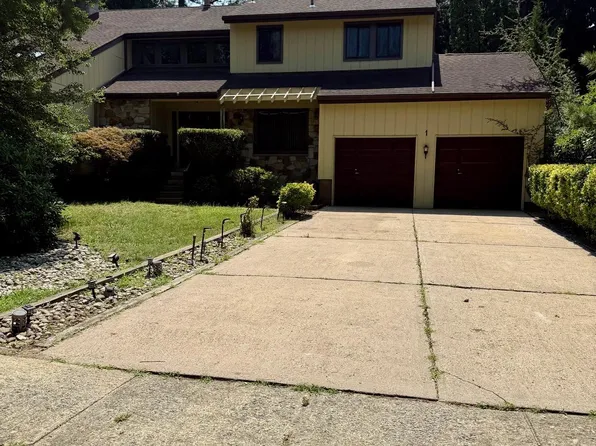 1 Bronwood Dr, Voorhees, NJ 08043