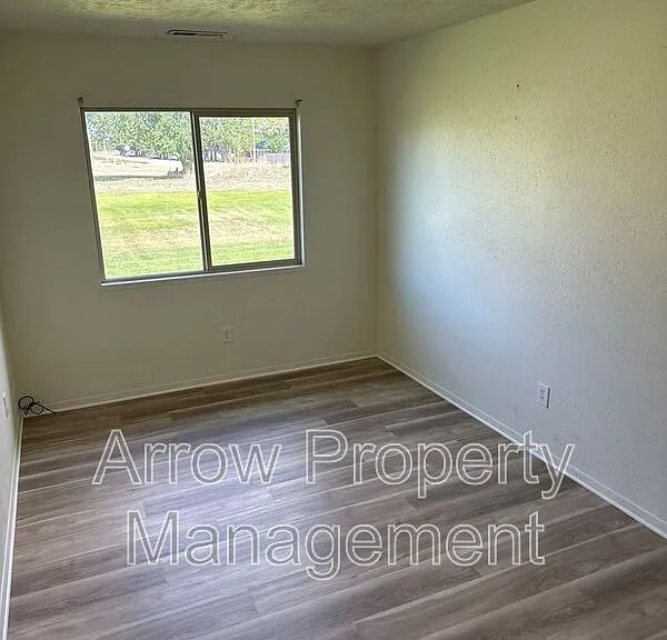 305 N East St #11 — Photo 12