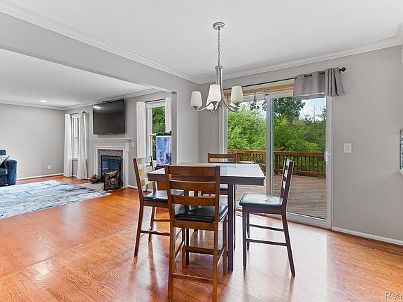 5th image of 2328 Chestnut Cir