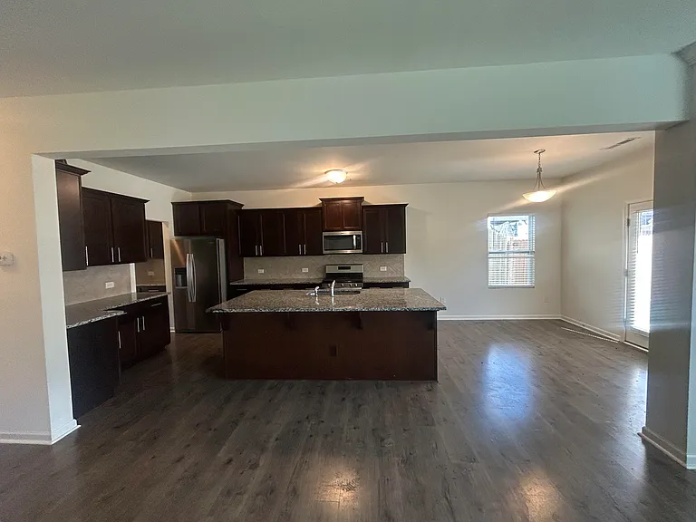 Kitchen & Dining