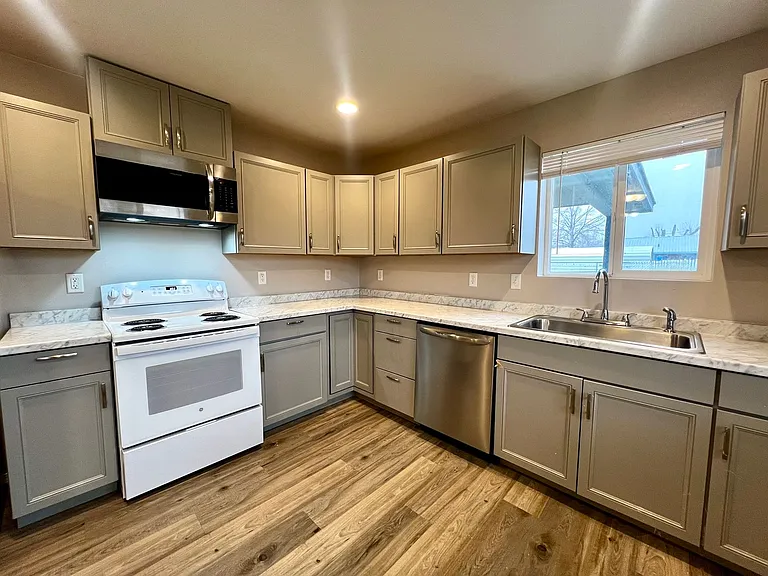 1320 S 13th Ave — Photo 9