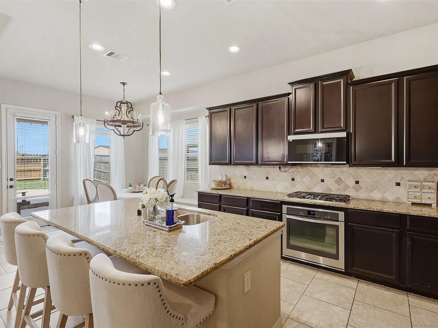 4 bed, 2.0 bath, 2451 sqft, $2,900 — Photo 4
