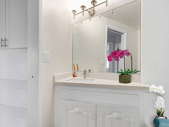 4th image of 1417 Veteran Ave #206