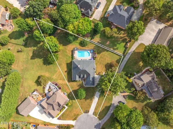 248 Stone Castle Ln, Powell, TN 37849