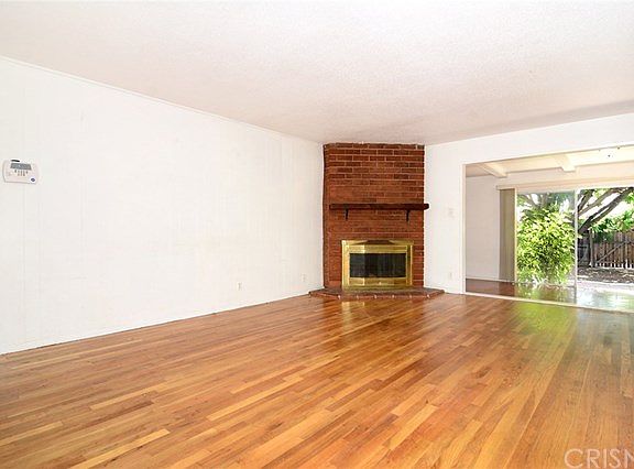 3rd image of 23118 Vanowen St
