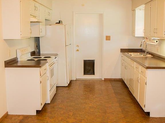 3rd image of 131 Laura Ln