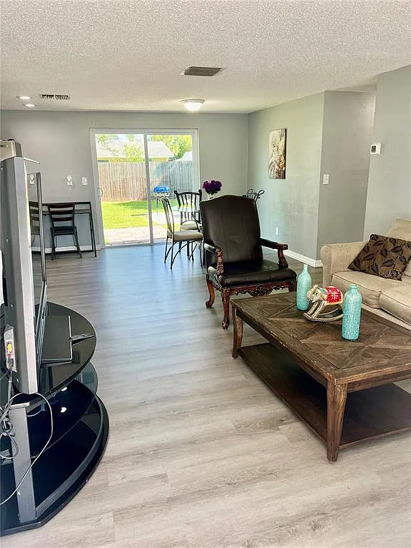 2 bed, 1.0 bath, 861 sqft, $1,650 — Photo 3