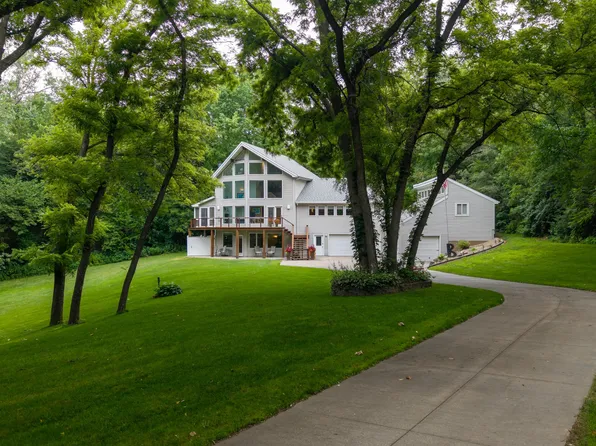 16514 Dixon Dr, Honey Creek, IA 51542