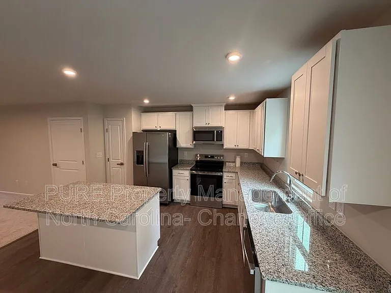 5945 Granbury Dr — Photo 10