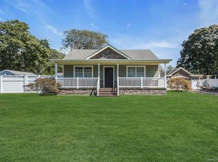 9 Arkays Ave, East Islip, NY 11730