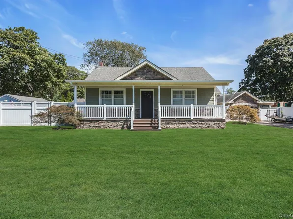 9 Arkays Avenue, East Islip, NY 11730