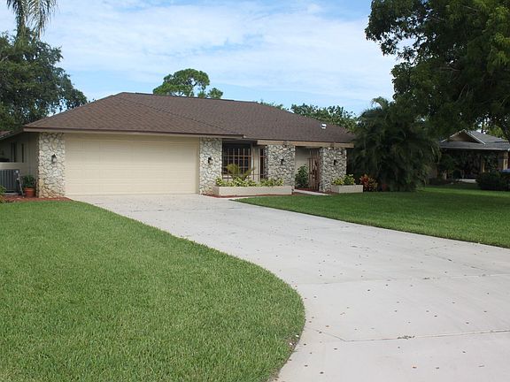 (Front / large 2 car garage