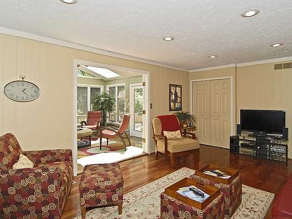 3rd image of 25 Williamsburg Ct