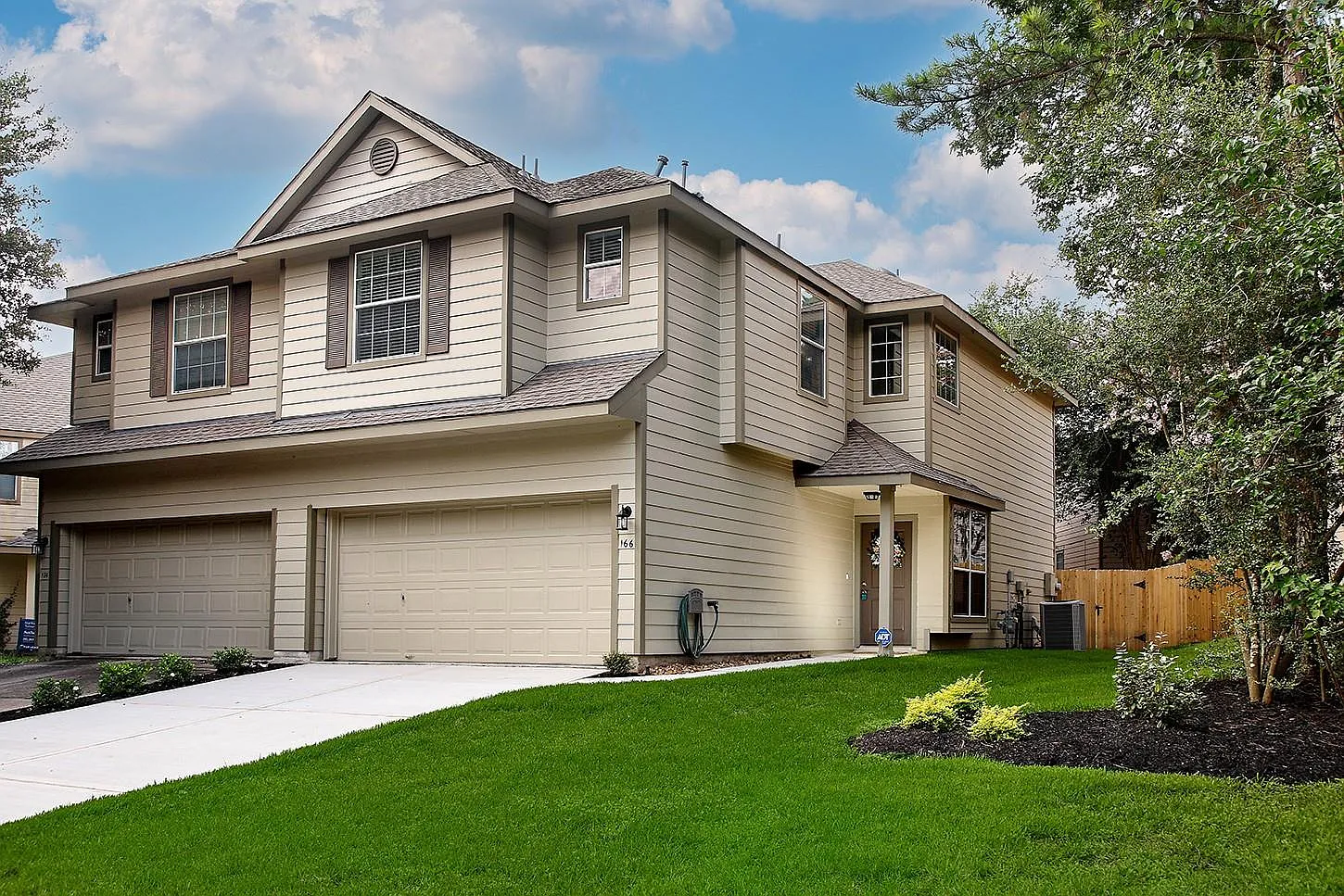 3 bed, 2.5 bath, 1637 sqft, $2,200 — Photo 2