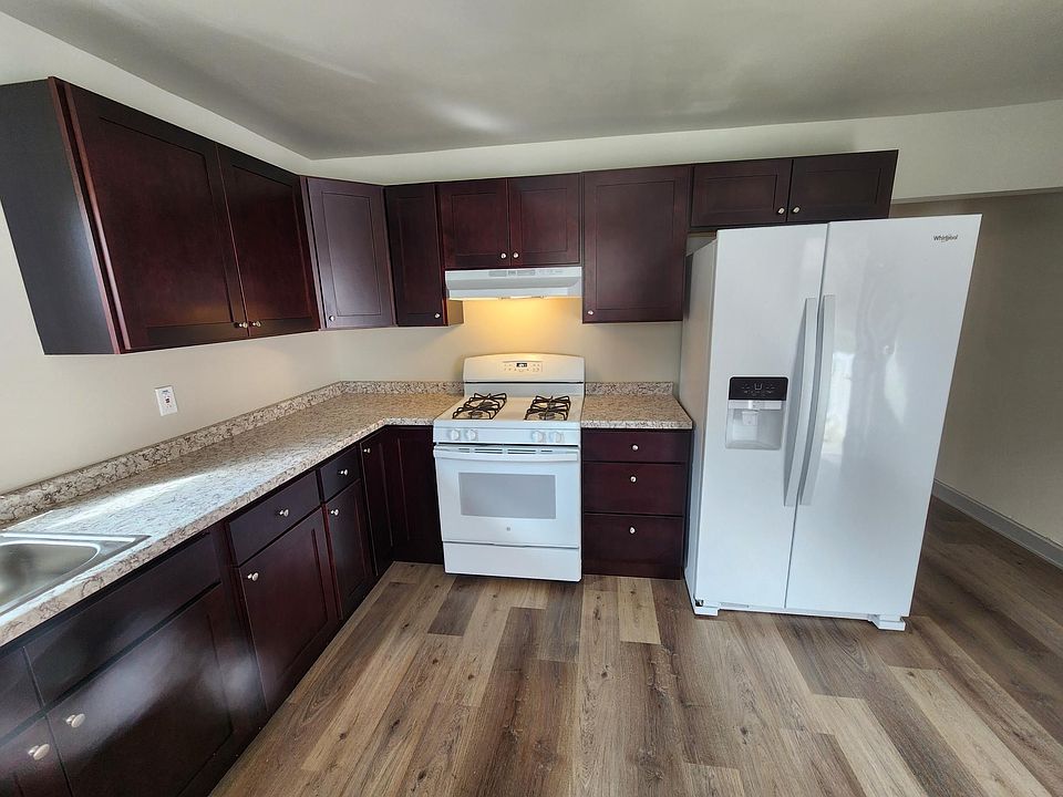 Kitchen 10'11" X 13'11"