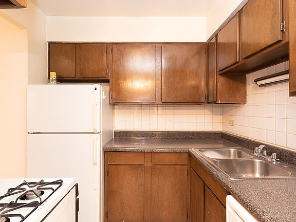 3rd image of 521 W Briar Pl #A-614