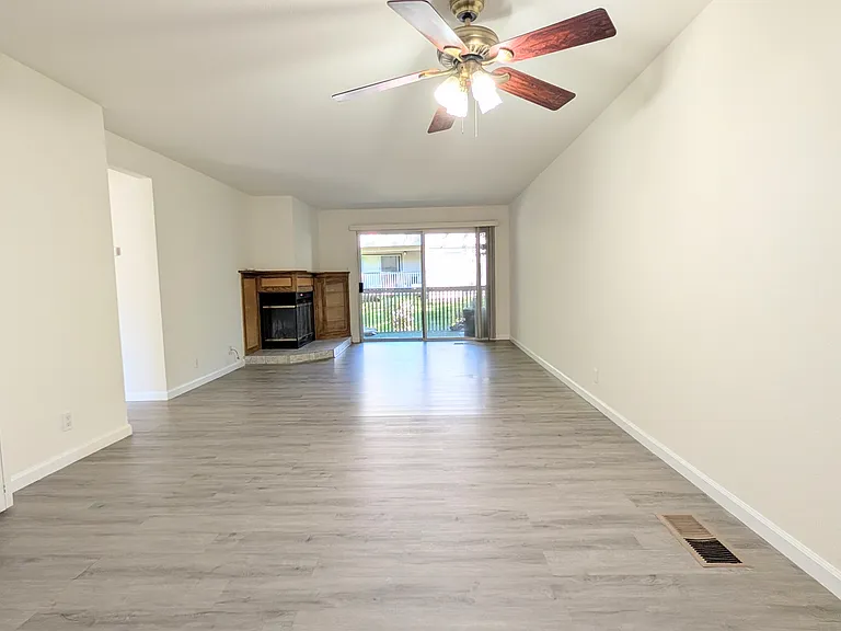 472 Lancaster Ln — Photo 3