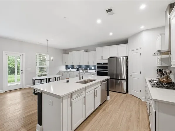 669 Fairway Dr, Acworth, GA 30101