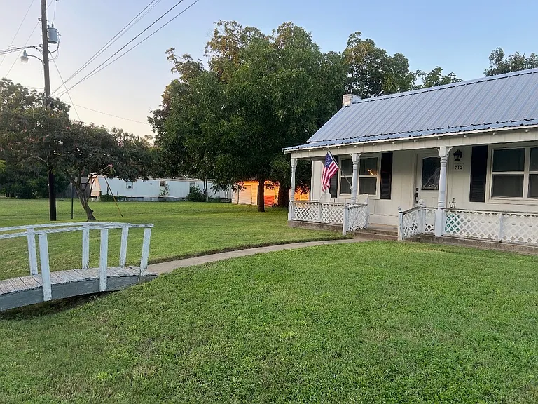 712 Hale St — Photo 1