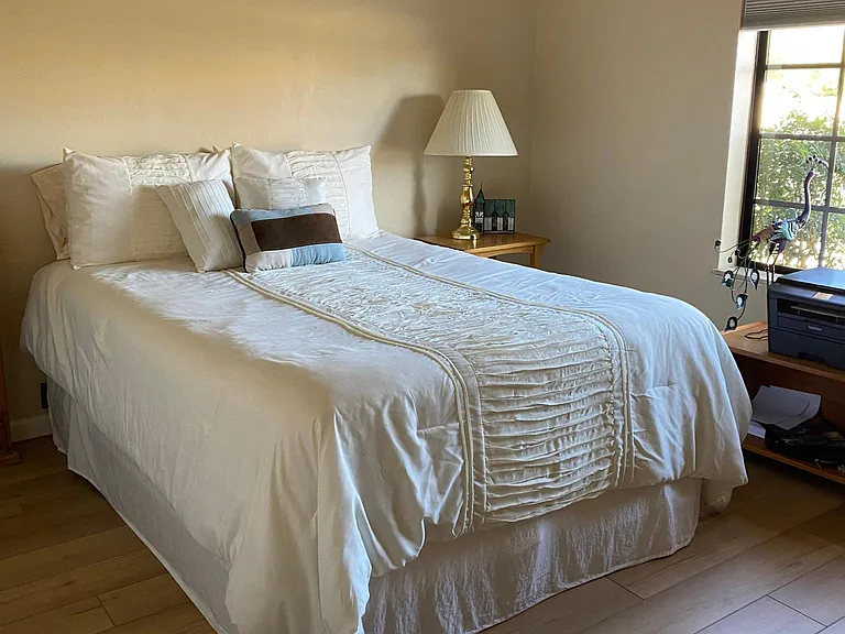Guest bedroom. Queen.
