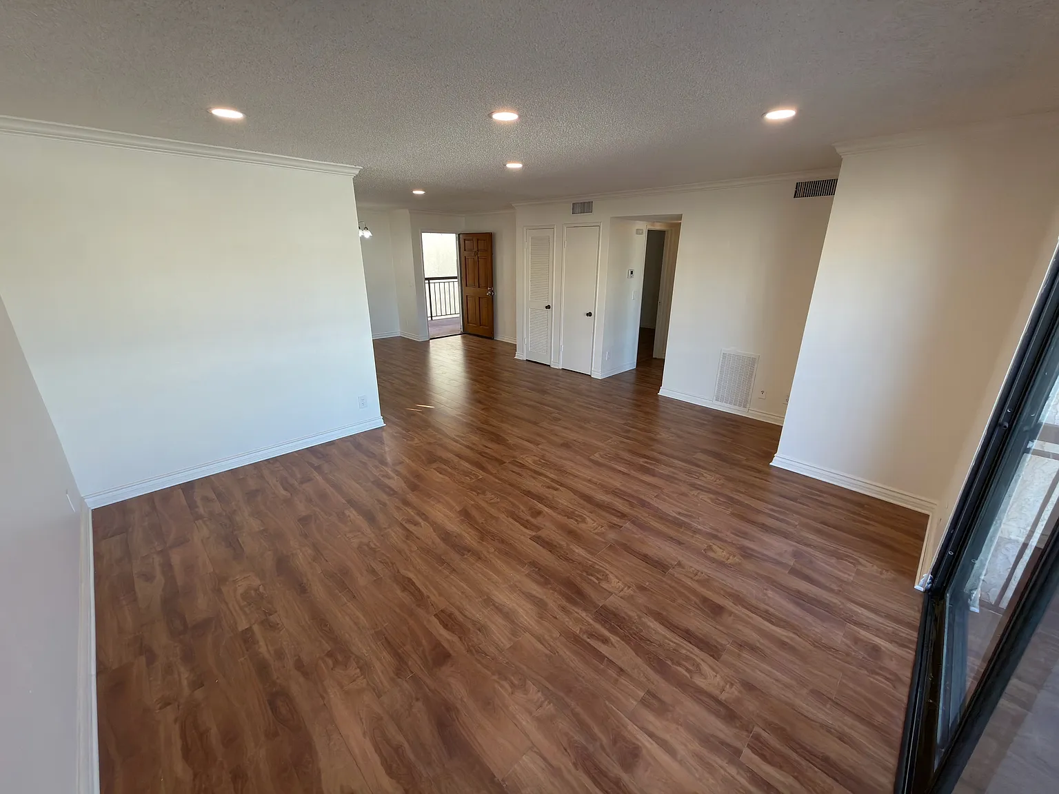 814 E Windsor Rd — Photo 4