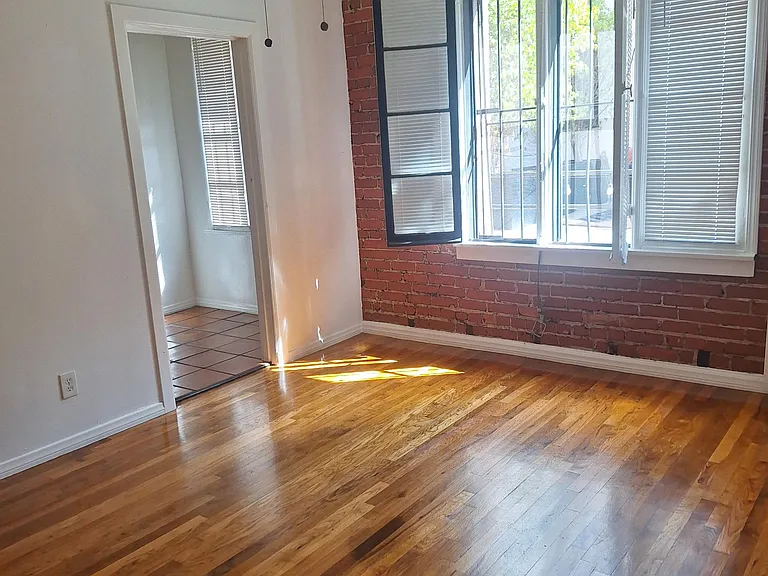 Hollywood Heritage Apartments — Photo 4