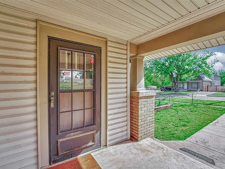 917 SW 5th St — Photo 3