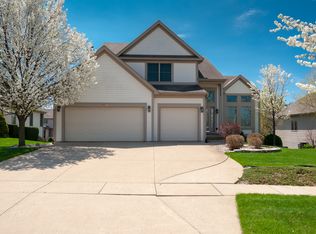 564 Ridgewood Dr, Antioch, IL 60002