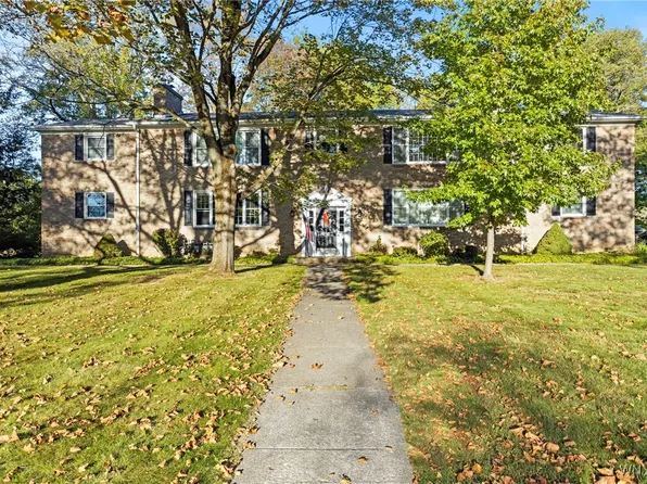 7 Woodbrook Dr APT 3, East Aurora, NY 14052
