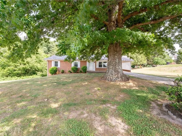6221 Salem Chapel Rd, Walnut Cove, NC 27052