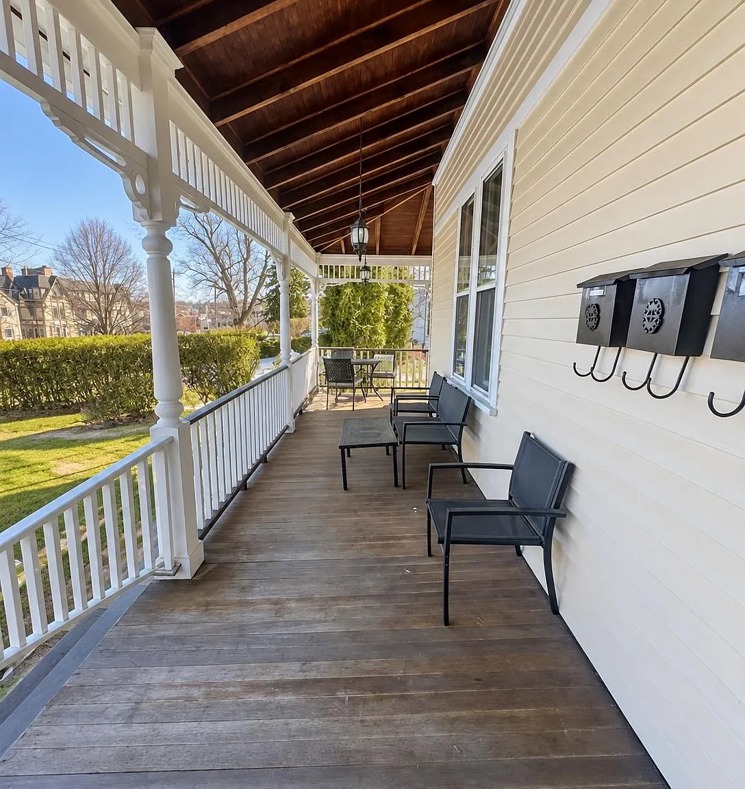 2 bed, 1.0 bath, 1022 sqft, $3,700 — Photo 2