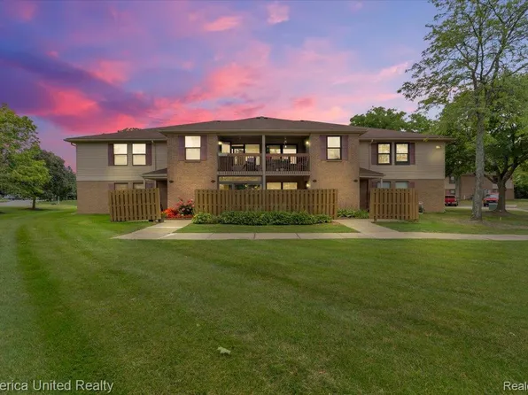 19201 Surrey Ln, Northville, MI 48167