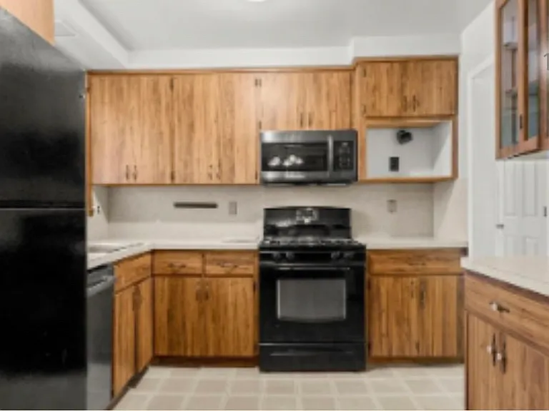 15587 Russell Ave — Photo 9