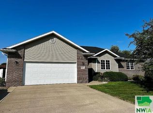1303 Clairmont Cir, Sergeant Bluff, IA 51054