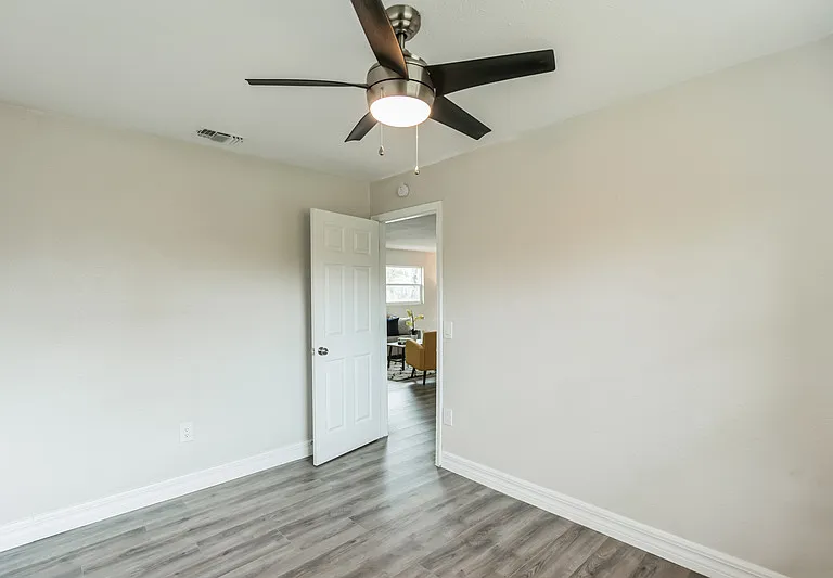 224 Singleton Ave — Photo 9