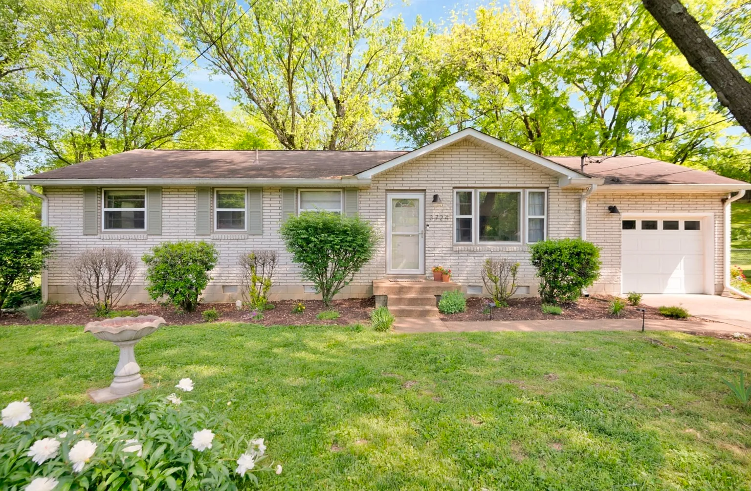 3 bed, 1.5 bath, 1113 sqft, $2,350 — Photo 1