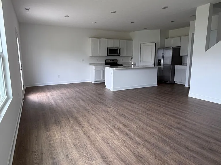1559 Albatross St — Photo 3